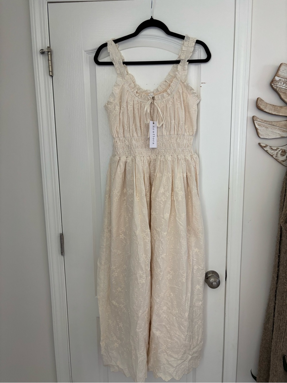 Neuflora Tuscany vintage ivory